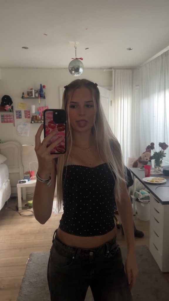 saviisspoiledd's tweet photo. party time tonight! someone send cash for drinks https://t.co/Z5jxsANJJN