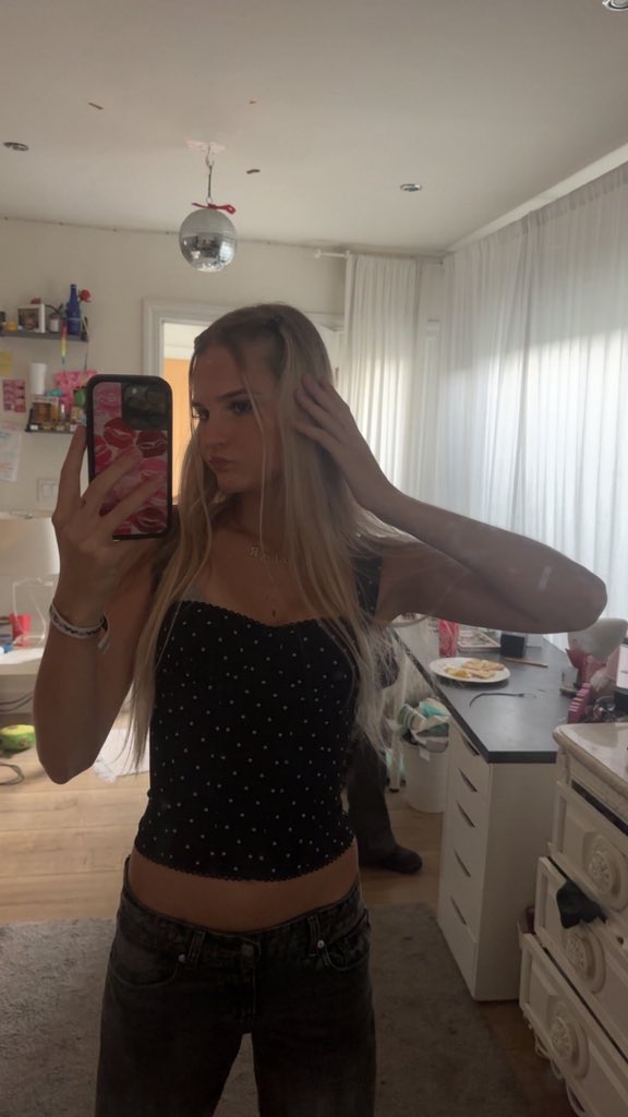saviisspoiledd's tweet photo. party time tonight! someone send cash for drinks https://t.co/Z5jxsANJJN