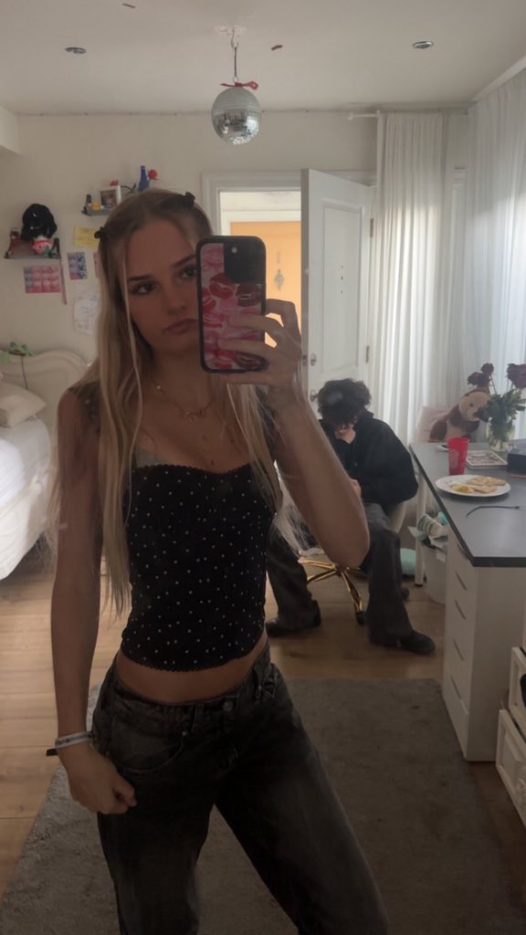 saviisspoiledd's tweet photo. party time tonight! someone send cash for drinks https://t.co/Z5jxsANJJN