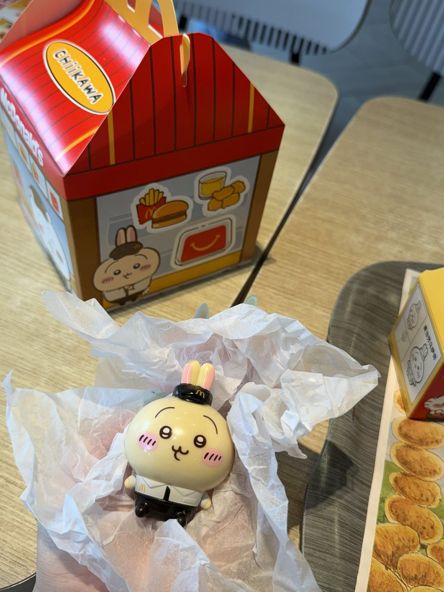 ddeuddu_'s tweet photo. 중국 맥도날드x치이카와 콜라보 해피밀🍔🍟❤️
진행지점 어딘지 알아보기 귀찮아서 포기했었는데
밥먹으러 갔다가 발견하고 바로 구매.
우사기 너무 ㄱㅇㅇ… https://t.co/RlbrOaAM3q