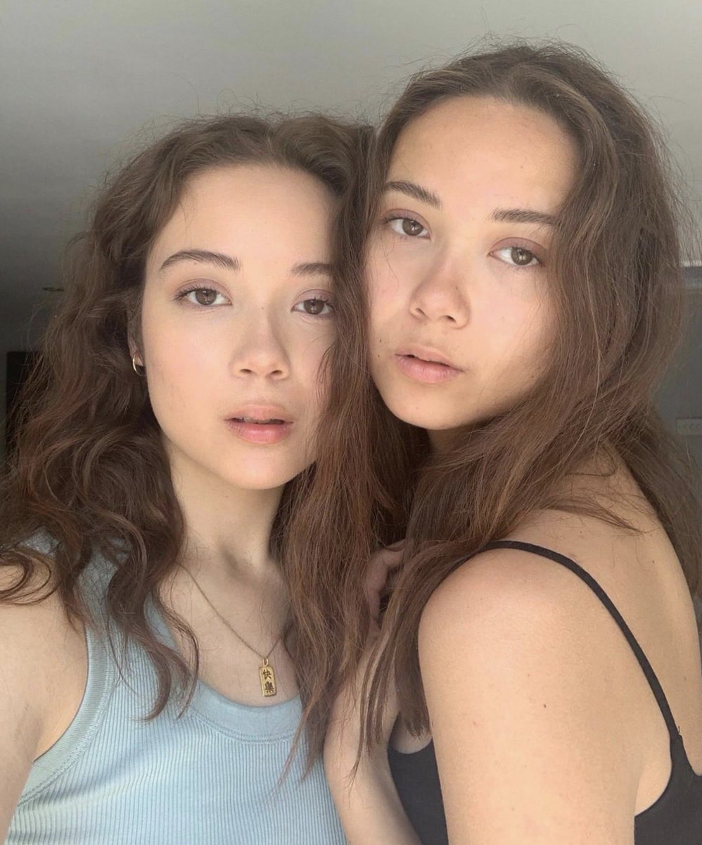 Lle2wo's tweet photo. two of the hottest girls ever 🤤 https://t.co/6Etw36UL7C