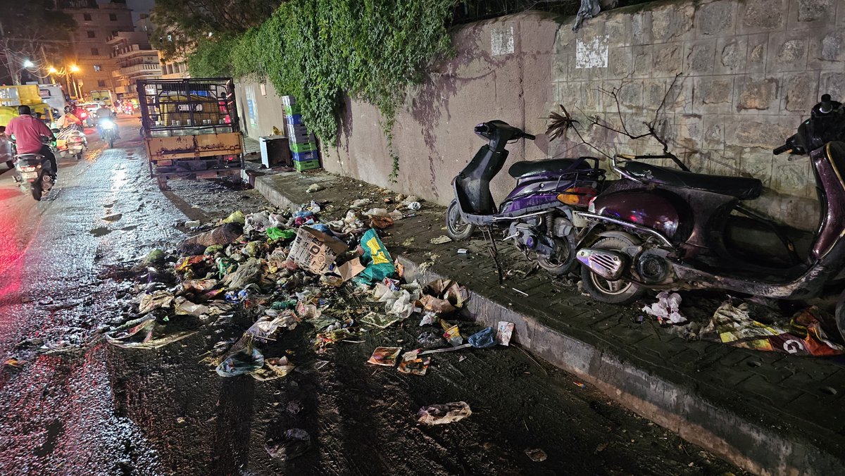 ramaswamyprash's tweet photo. Abandoned vehicles and garbage make the foot path unusable near Garudacharpalya govt school. Footpath itself is just 2.5 ft wide. Kindly help fix @GBA_office @DeccanHerald https://t.co/jE9njk441e