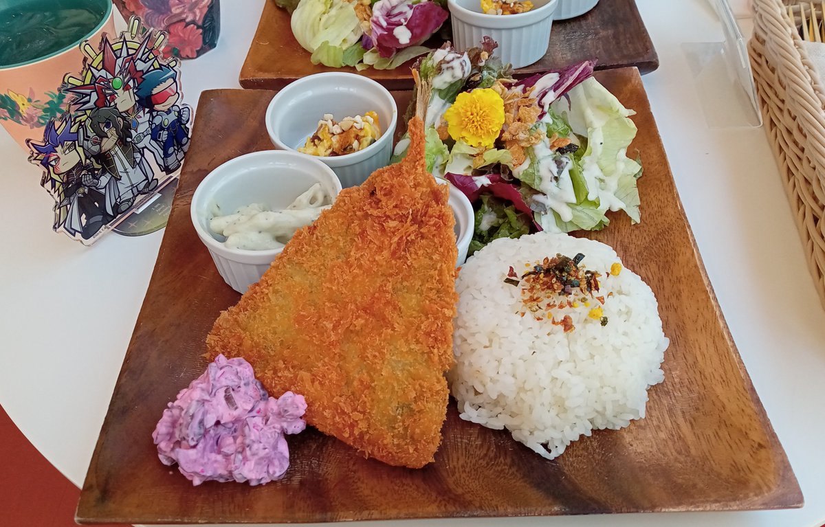 Mitoride1's tweet photo. サカデ展お誘い頂いたので行ってきました！規模はそこまでないけど見応えめちゃある。とにかく画が良い。展示の仕方も凝ってる。あれ設営大変そう……。じっくり見てきました。
GXたい焼きも食べてきたよ〜。 https://t.co/XchkjPaDSA