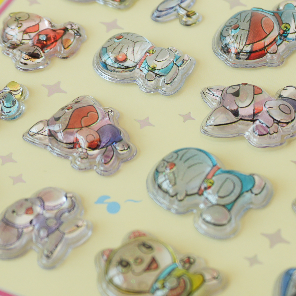 FUJIKOMUSEUM's tweet photo. ／
ドラえもん＆キャラクター集合♪
ボンボンドロップシール発売決定！
＼

8月14日（金）発売！

話題の「ボンボンドロップシール」に、
藤子・F・不二雄ミュージアムのオリジナルデザイン2種が登場！

◆ボンボンドロップシール（ドラえもんA）550円

◆ボンボンドロップシール（キャラクター集合A）550円

「ボンボンドロップシール」は、レジンでできたようなツヤが特徴の
ぷっくりとした立体シールです。

お気に入りのグッズをかわいくデコレーションすれば、
眺めているだけでもワクワクすること間違いなし♪ 

※お一人様3個まで。

公式サイトはこちら
https://t.co/T9BNGOi00u