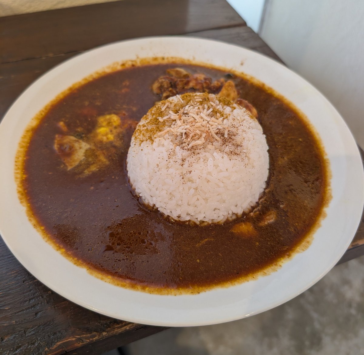 y_kida's tweet photo. そういえば昨日chang-PLANTで食べたチキンカレー、後でアップしようと思っててアップするの忘れてました。ここしばらくプレミアム赤牛カレー頼んだりが多くてchangのチキンカレーは結構久しぶりに食べましたけどやっぱりめちゃくちゃ美味しかったです https://t.co/cDX70oYuCj