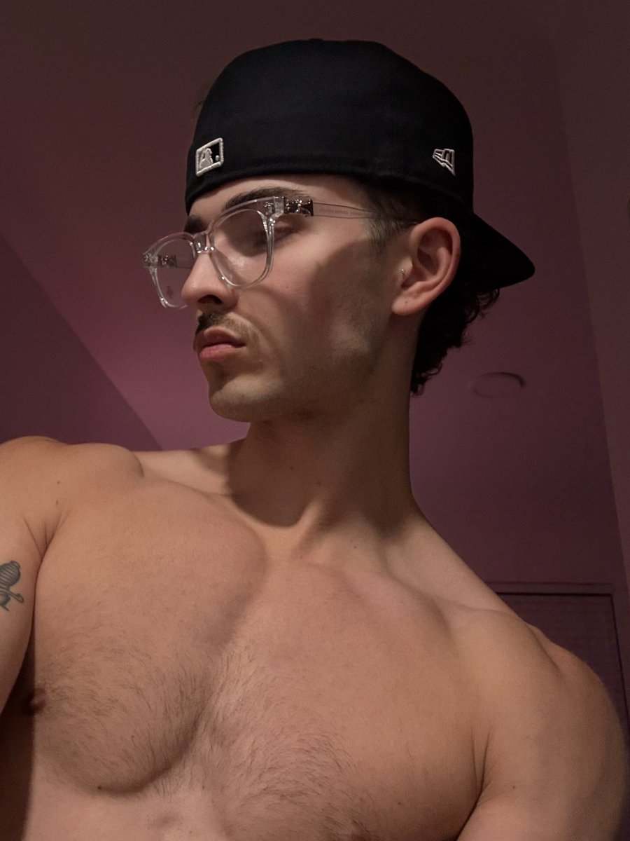 thatboymattt's tweet photo. oh hey, relaxing night tonight. Played some video games and that’s about it, decided to see how the physique looked after my rest day. 💓🫶🏼 #abs #lean #muscle #gym https://t.co/TNZ7ifGp4y
