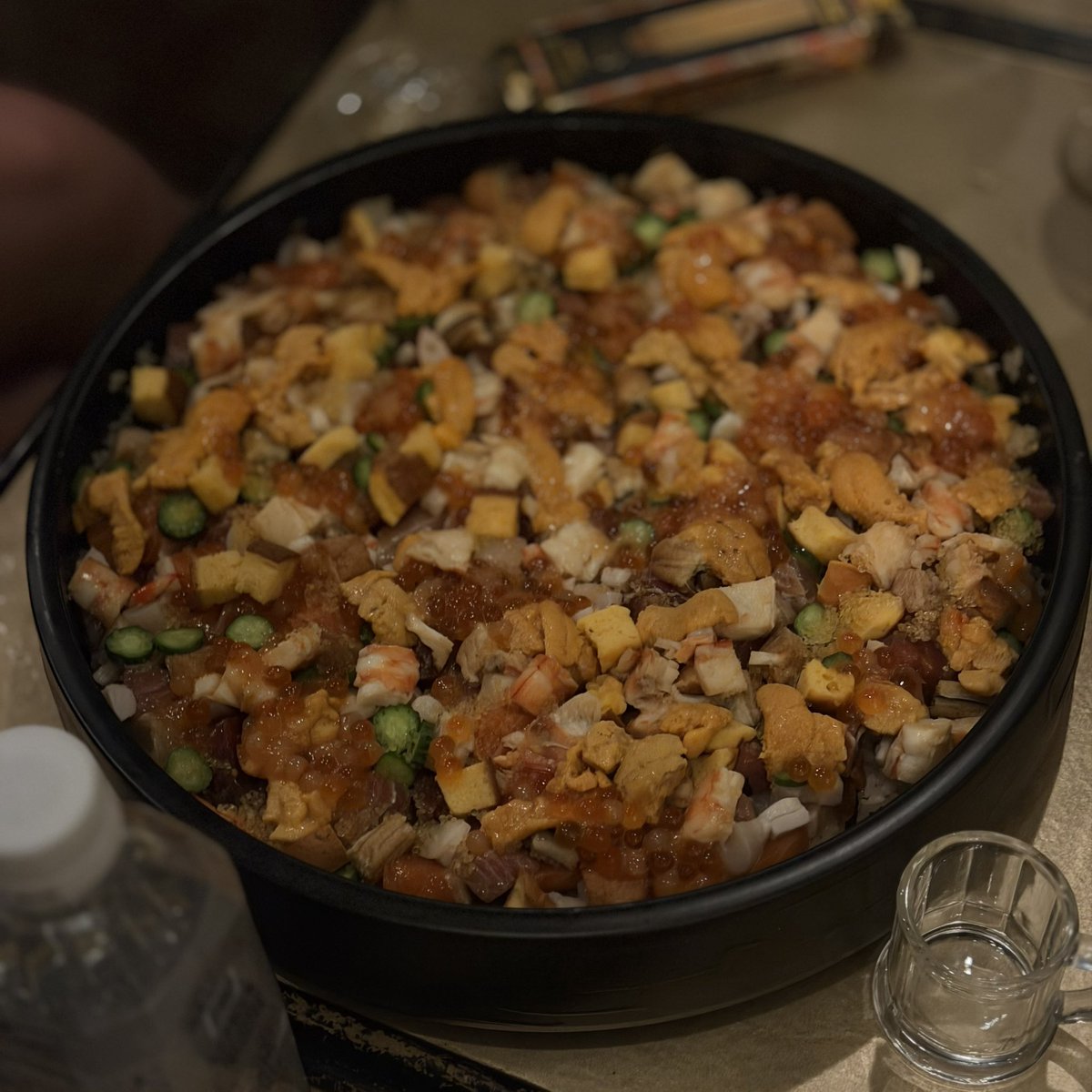 ghetto_meshi's tweet photo. 築地　鮨桂太の裏メニュー
スーパーバラチラシ！
全ての塩梅が完璧だ！
クソILLなスト飯だぜ🔥 https://t.co/jKtzbJy9QS
