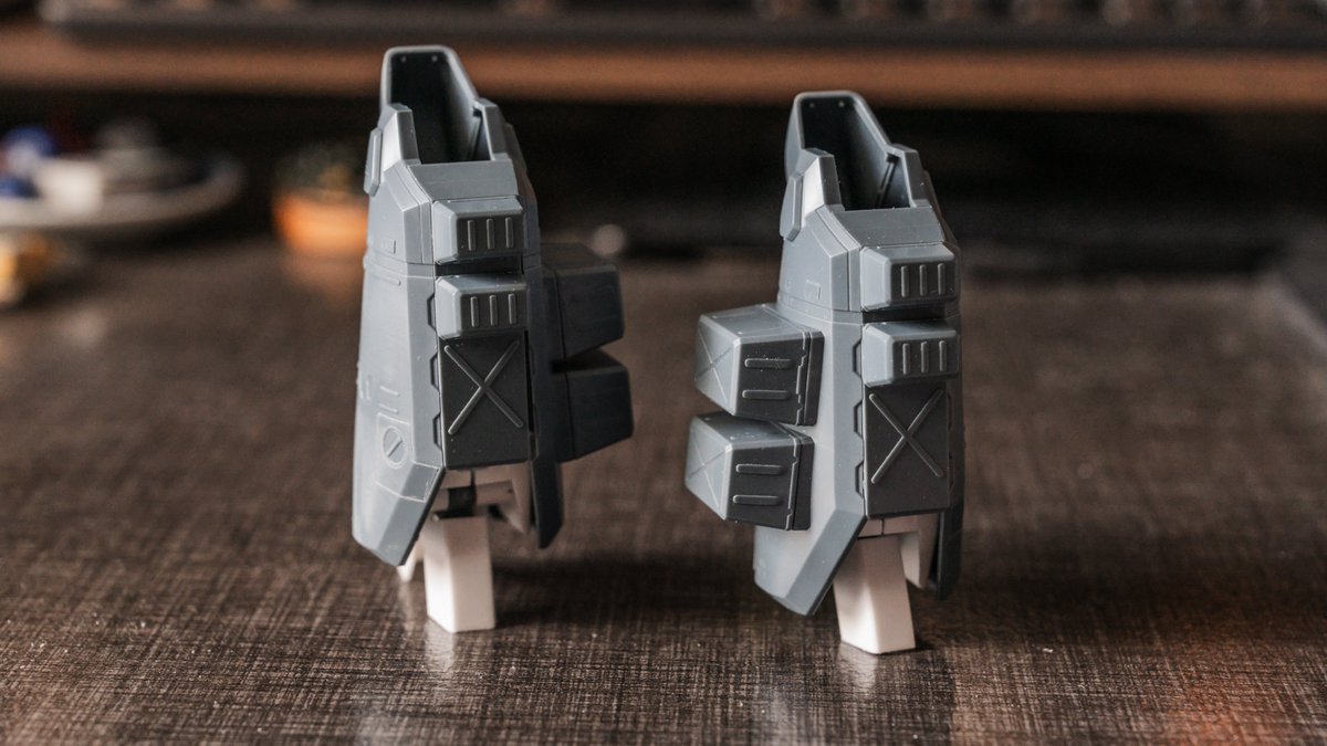 LunaWorksss's tweet photo. #マクロスモデラーズ
今回の改修では、足首関節の位置を5mm下方へシフトし、足の甲の露出面積を増やしました。このプロポーション変更は、上半身のボリュームに対して下半身が負けていたバランスを是正し、素立ちのシルエットを引き締めるだけでなく、全高のわずかな底上げによってフルアーマー特有の肥大化や重量感を払拭する効果をもたらしています。加工に伴い、アンクルホールド後方の関節露出が目立つようになりましたが、今後のディテール追加によって容易にリカバー可能と考えています。