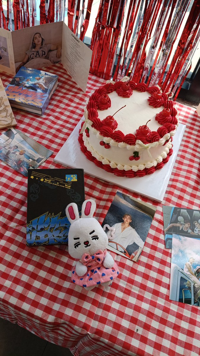 HEAVYROTATlON's tweet photo. Seruseruan merayakan ultah si teman jompo di #A_DAY_FOR_COUPS by @stobelimilkuw πππ
maaciw ini seru bgt sumprit ak bisa bekerja sambil memandang pria tampan ini https://t.co/V1y4GVyjdw