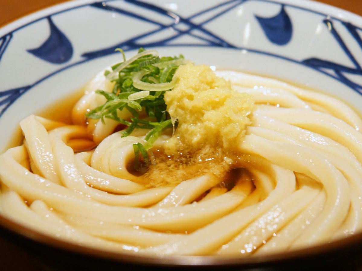 UdonMarugame's tweet photo. 打ち立てうどんに、ちょっと濃いめのぶっかけだしが絡む #ぶっかけうどん🥢
無料薬味で楽しむなら、あなたはどっち？

🌶️ピリッとしびれる辛さ【しび辛ラー油】→ いいね❤
🫚すっきりとした辛味【おろししょうが】 → リポスト🔁

試してみたいアレンジを教えてください♪#丸亀製麺 https://t.co/7G6ujZCMNy