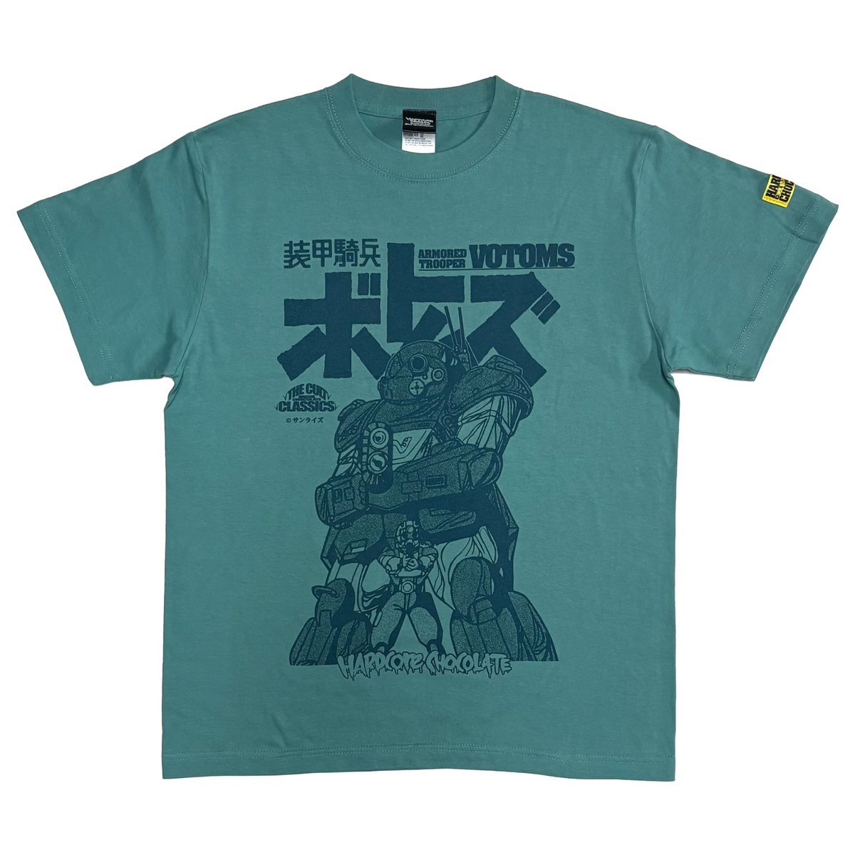 HARDCC's tweet photo. 【8月9日(日)】
🎉本日発売🎉

『装甲騎兵ボトムズ』×ハードコアチョコレート、待望の発売‼️

リアルロボットアニメの歴史に深い爪痕を刻み、
今なお新たなシリーズが生み出され続ける不朽の名作『装甲騎兵ボトムズ』⚡️⚡️

大好評のうちに即SOLD OUTとなった、スコープドッグのTシャツが復刻！
渋いカラーリングに、戦場の殺伐とした空気を叩きつけるコアチョコ流のグラフィック。
作品の持つハードボイルドな魅力と、徹底した反英雄性を余すことなく再現した一枚だ！

そして、新作も登場‼️
フロント中央には、重厚なスコープドッグと、その足元に立つキリコ・キュービィーを大胆に配置。
機体を覆う無骨な装甲、特徴的なターレットレンズ、そして孤独な兵士の姿を、緻密なグリーンプリントで叩きつけた！

答えは、戦場だけが知っている…！

作品の世界観を尊重しつつ、コアチョコらしいストリート感を注入した、
最低で最高なコラボレーションTシャツだ！

装甲騎兵ボトムズ 復刻版（赫き戦場アイビーグリーン）
https://t.co/nJu6nmjt7g
装甲騎兵ボトムズ ギルガメス（高速戦闘ヘイジーグリーン）
https://t.co/25NgUZ2mst
