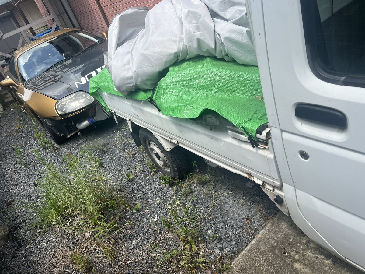 aNasTa_80's tweet photo. コレは盗難防止のために前に停めてる軽トラの鍵が見つからなくて
持ち主すら動かすことができない鉄壁のスープラ https://t.co/OXqVdJ32op