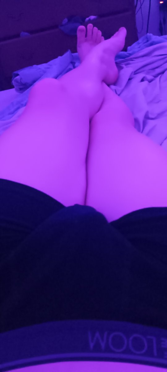 sobateaa_'s tweet photo. i cut myself a lot while shaving this time lol https://t.co/ZgH9wr6mvA