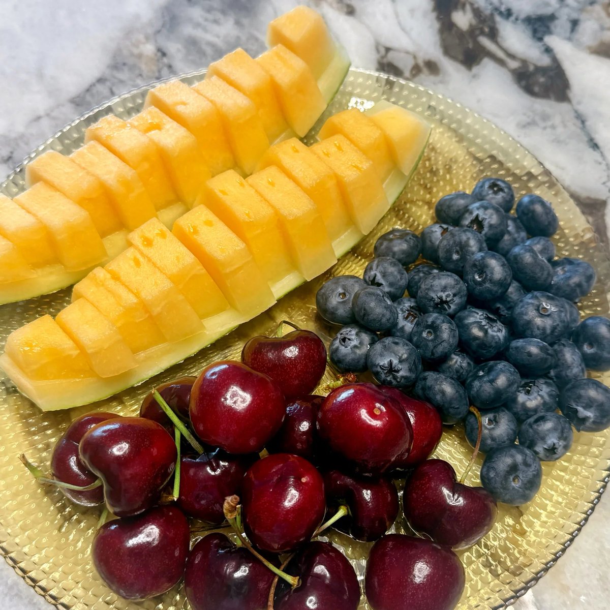 Rosgkeyn's tweet photo. A perfect plate of fresh fruits for a sweet day https://t.co/Jt3BxPUQu5
