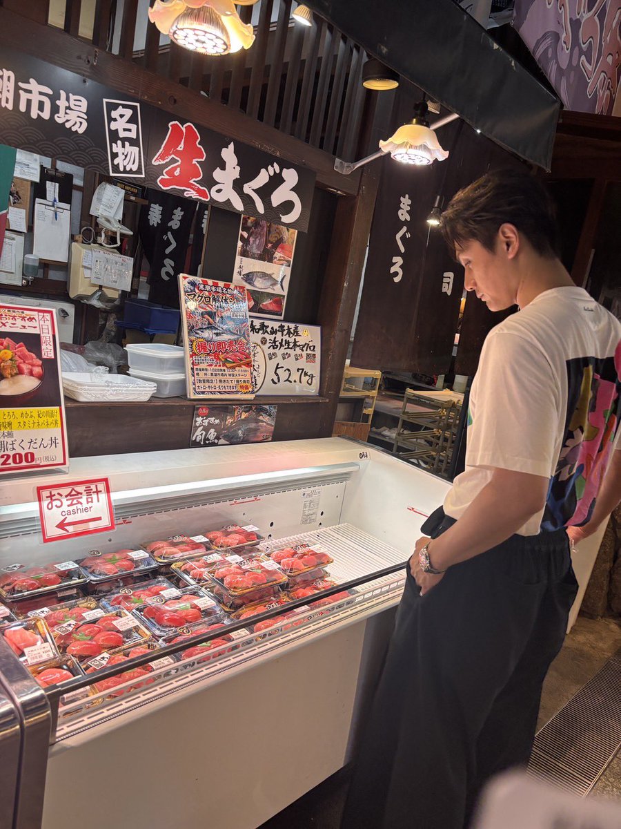 kazuki_kato1007's tweet photo. #TFC2026 来たぜ和歌山！朝から黒潮市場で🍣をいただく！黒沢牧場の優しい牛乳🐮もゲット🥛LIVEで来るのは初めてですが、和歌山には思い出がたくさんあります。LIVEハウス近くの丸田屋めっちゃ並んでるのでお早めにどうぞ笑笑🍜
さぁ、今日も楽しもう🎤！ https://t.co/A2Ww72BpMd