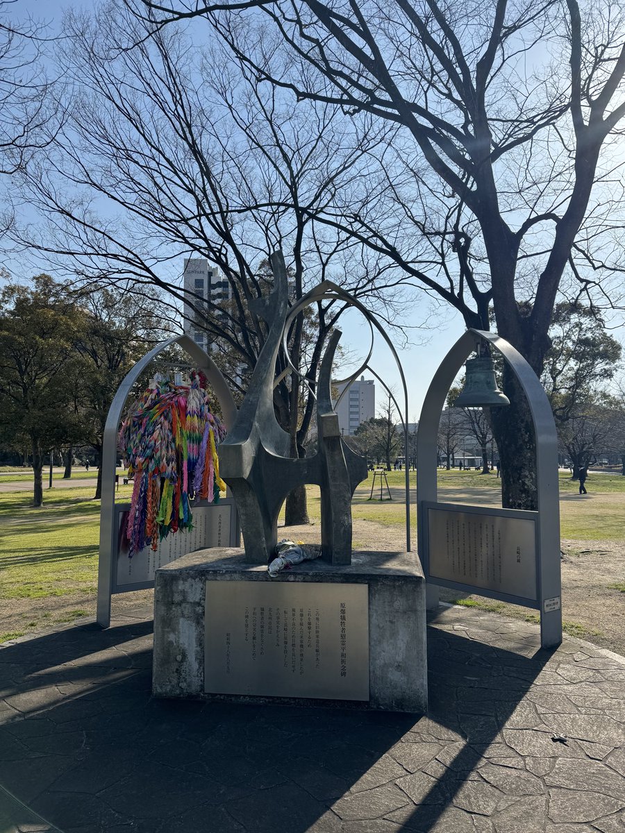 KitakyuHeritage's tweet photo. 原爆犠牲者慰霊平和祈念碑　

「この地に旧陸軍造兵廠があった　これを爆撃するため　原爆を積んだ米軍機が飛来したが　視界不良のため目標を見いだせず　ー転して長崎に原爆を投下した
その事実をかえりみ　北九州市民は犠牲者の御霊をなぐさめ　平和への切実な願いをこめて　この碑を建立する」 https://t.co/cWouef6S90
