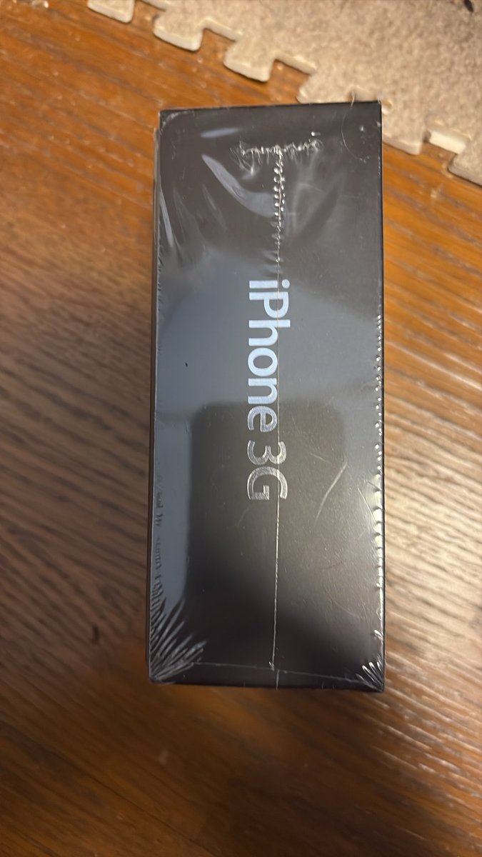 ui51's tweet photo. 引越しの為に家を整理してたら出てきた
iPhone 3Gの完全未開封品
かなり前に楽天だかで買った多分未使用のデモ機で-が出るのだと思うんだよね
ヤフオクで売れてない190万があったけど初代じゃあるまいし流石にそこまではねぇ
日本初のモデルではあるけど´д` ;
#Apple #iPhone3G https://t.co/WV32XyCH2E