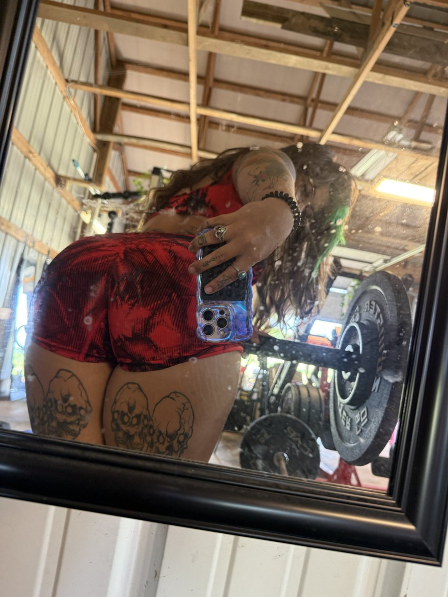 emopoisonivy's tweet photo. Curves https://t.co/8ENH99yikE