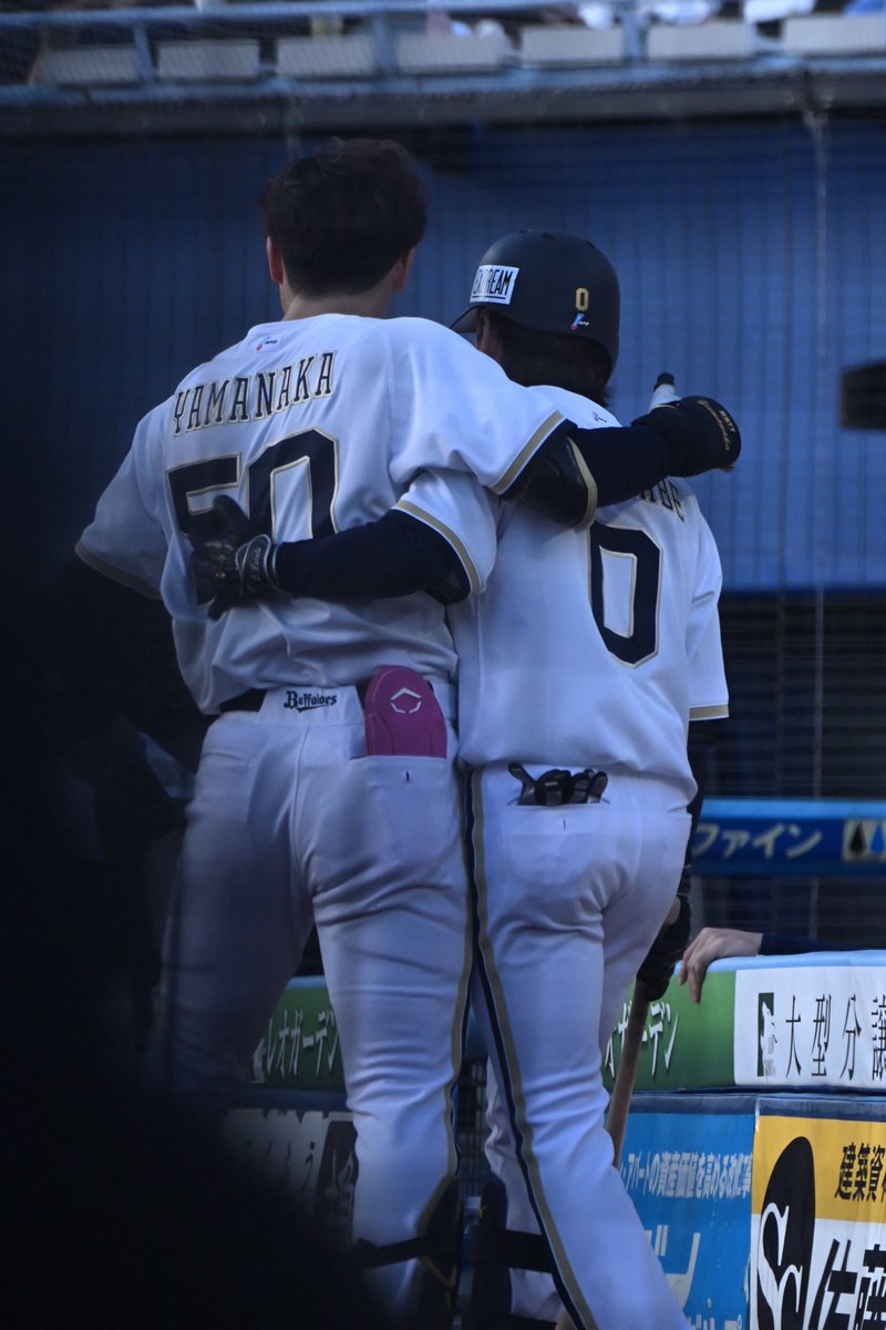OB_1108's tweet photo. 1.2番で肩組んで鼓舞し合ってて熱かった
(隙間から失礼します)
2026.08.08 ZOZOマリン #山中稜真 #渡部遼人 https://t.co/EqLUJRX2K2