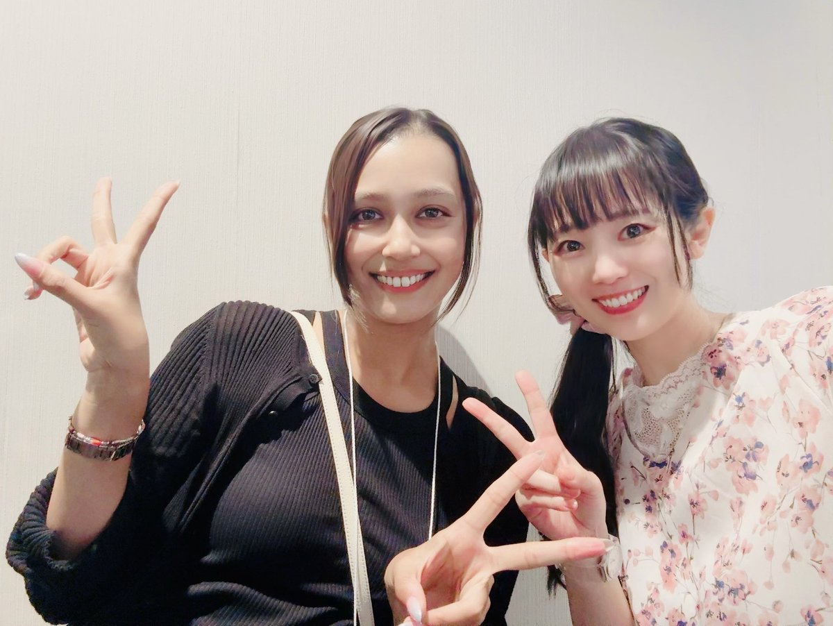 oguri_sakura's tweet photo. 昨日のトークライブ会場で、加治まやちゃんと！
当日現場で会えるねってお話していたのですが、まさかの影ナレというサプライズ😳✨

久々に会えて嬉しかったよー！
まやちゃんは今日、お城フェスの福井ブースにいるので、皆さんも遊びに行ってね！ https://t.co/sOMmAGukVD