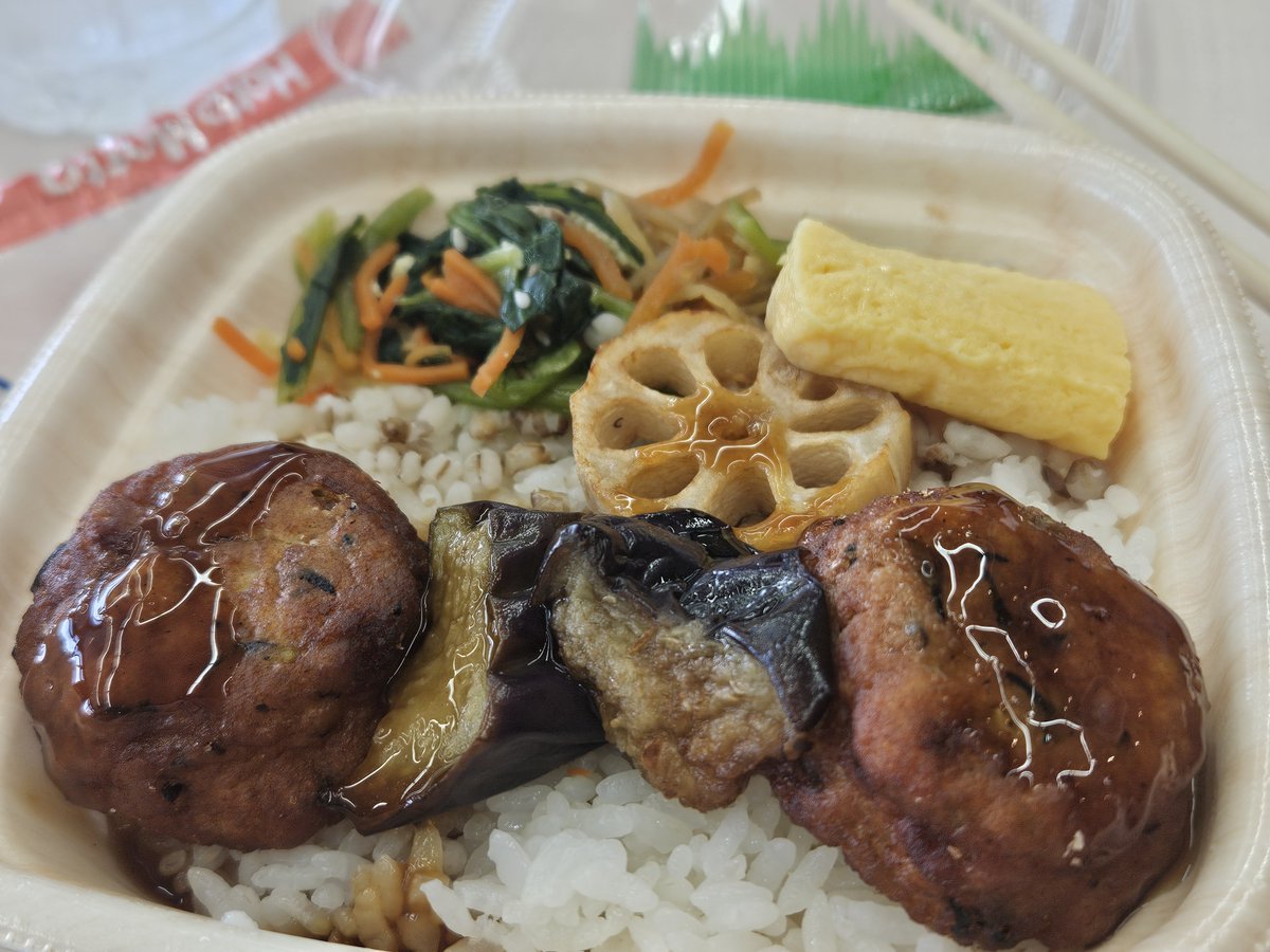 ismix0215's tweet photo. 出張3日目。
お昼ご飯はほか弁。
他の方はガッツリ系を頼んだけど、自分は注文者特権で別メニュー https://t.co/phzFsNv2uc