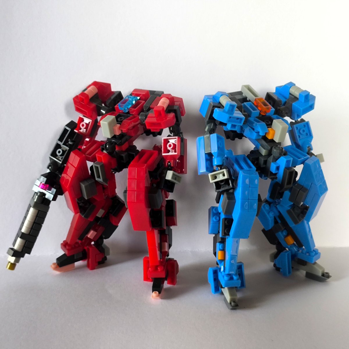 FIWWA's tweet photo. 過去作と比べると小柄になっていて30枚ラインを割りません

平素はディテールを細かく刻むために1x1ドットや1x2凸を多用する弊工場ですが、今回はリデコを考慮して主色でこれらの部品を使わないようにしています

カラーリングは4種
ジェネシス青
DXティラノ濃赤
コマンダー緑
山吹色

#プチブロック https://t.co/8nOIn4TiRt