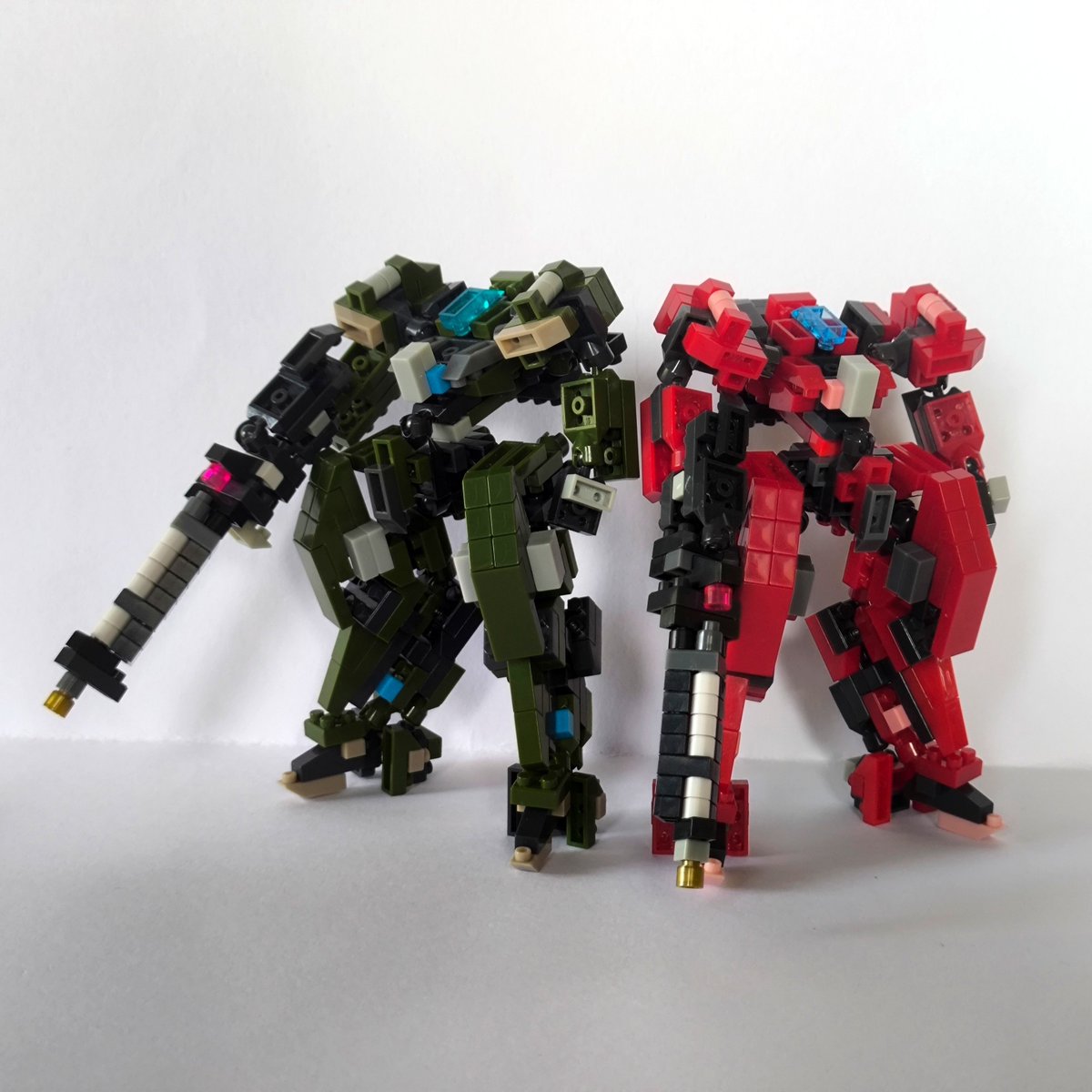 FIWWA's tweet photo. 過去作と比べると小柄になっていて30枚ラインを割りません

平素はディテールを細かく刻むために1x1ドットや1x2凸を多用する弊工場ですが、今回はリデコを考慮して主色でこれらの部品を使わないようにしています

カラーリングは4種
ジェネシス青
DXティラノ濃赤
コマンダー緑
山吹色

#プチブロック https://t.co/8nOIn4TiRt
