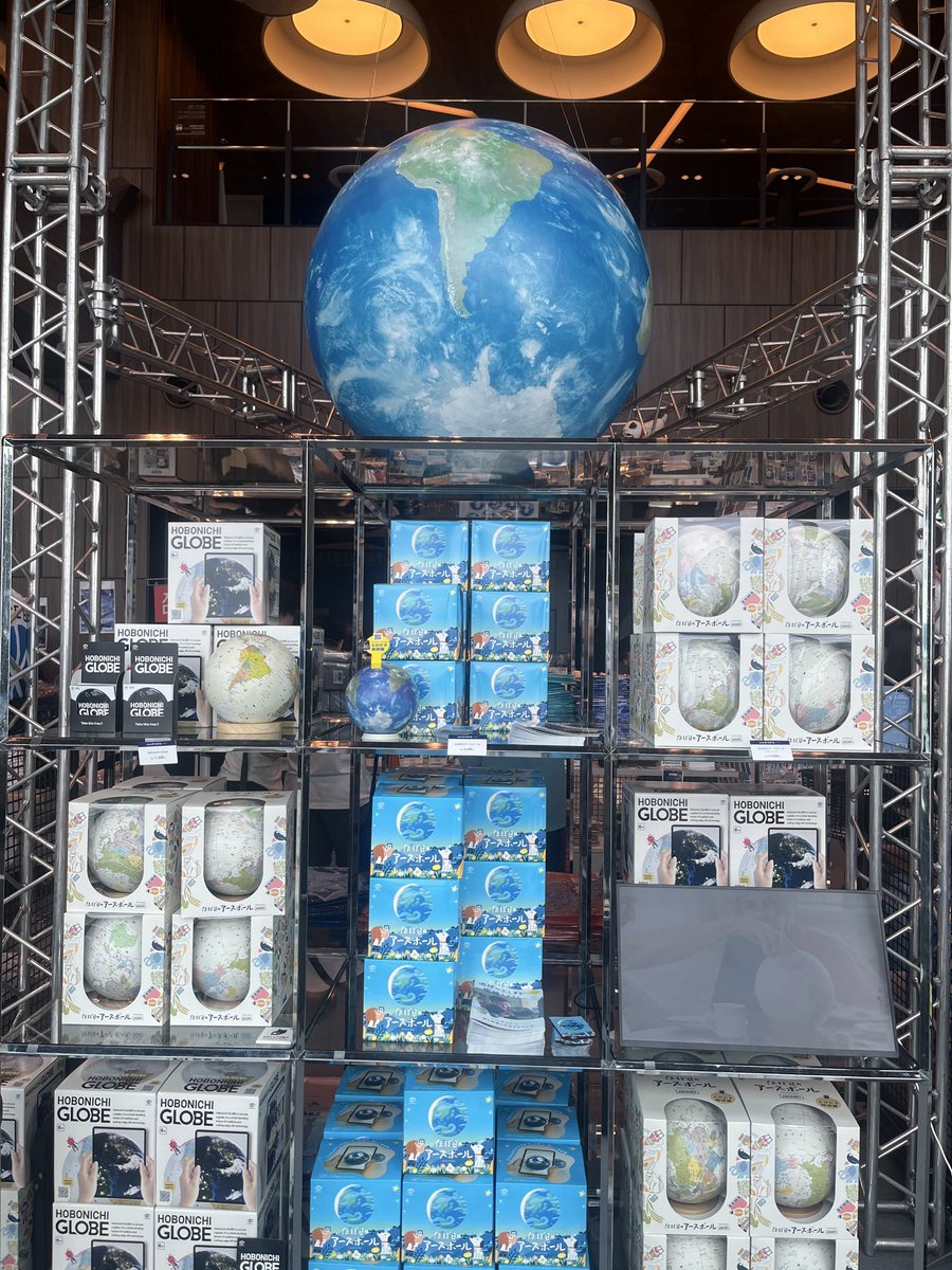 1101complus's tweet photo. 渋谷スクランブルスクエアで開催中の、宇宙兄弟コラボイベントに「ほぼ日のアースボール」コーナーがあります！大きなアースボールと日々人が目印です🌏
8/11（火・祝）にはほぼ日の學校とのコラボイベントもありますよ〜！
渋谷にお越しの際はぜひです🚀
https://t.co/BQjlnzlWLi https://t.co/xivqp56X6I