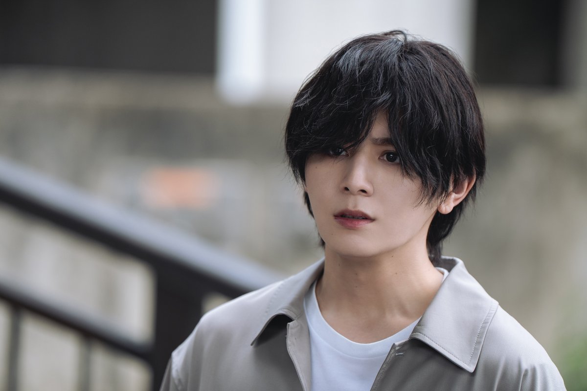 ichijigen_ytv's tweet photo. 💠#一次元の挿し木 今夜第𝟔話💠

❨ 𝐥𝐨𝐠.𝟔 𝐩𝐡𝐨𝐭𝐨📽️ ❩

七瀬悠(#山田涼介)と共に、
200年前の人骨と紫陽(#堀田真由)のDNAが一致した謎を追ってきた“唯”(#白石聖)。
彼女は日江製薬の社長･七瀬京一(#佐々木蔵之介)のもとを訪ねる。
「紫陽がどこにいるのか知りたい」と訴える彼女に対し、
京一は「君には本当に感謝している」と告げる。
実は京一は、石見崎に“あること”を託していたのだ。
さらに、石見崎が殺された理由を問うと、京一の口から信じがたい言葉が飛び出してきて――！？

その頃、悠は真実を確かめるべく、ある計画を立てていた。
無謀とも言えるその挑戦は、果たしてうまくいくのか！？

そしてついに、ループクンド湖で行われていた研究の全貌が明らかに――

🔗https://t.co/2etaagx9zM