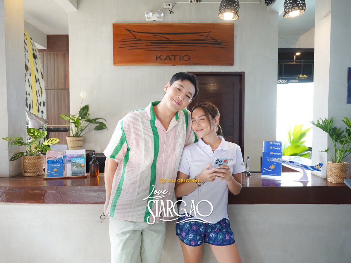 Viu_PH's tweet photo. Some of the best moments happen when no one's saying "Action!" 🤭📸 Take a peek at these behind-the-scenes stills from Episodes 13–14 and see the memories made beyond the scenes you watched. 💛🌴 

#LSJaoMeetsCaitlyn #LSBackToReality #LoveSiargao #ViuOriginal https://t.co/O9kuR6sM23