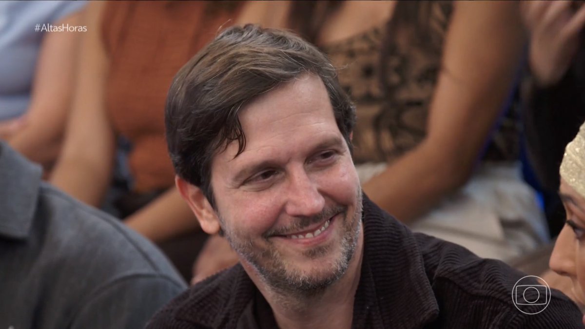 ZAMENZA's tweet photo. Pra quem não sabe ou não lembra, Vladimir Brichta enfrentou uma longa batalha judicial contra a ex-sogra pela guarda de sua filha, Agnes, após a morte de sua primeira esposa, Gena Ribeiro, em 1999. 

Gena Ribeiro, primeira esposa de Vladimir e mãe de Agnes, faleceu vítima de uma doença genética rara quando a menina tinha apenas dois anos. Durante as férias, a avó materna levou a criança para Aracaju e obteve uma liminar para mantê-la, alegando que o ator era jovem e não teria condições de criá-la sozinho.

O ator ficou temporariamente sem ver a menina por um período, mas anos depois garantiu a guarda definitiva na Justiça. Adriana Esteves a "adotou" como filha e Agnes a chama de mãe.  #AltasHoras