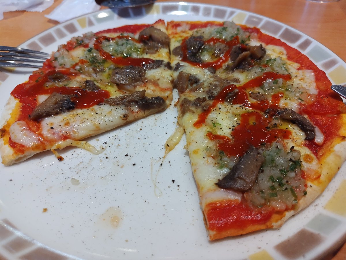 john_gy's tweet photo. サイゼリヤにて、野菜ときのこのピザ。十数年ぶりにディアボラ風チキンを食べようかと思ったけど、直前で気が変わりオーダーしたけど、上の野菜ソースは同じで、香ばしい茸と野菜ソースの食感、風味とも相性よく、美味しい😋 https://t.co/r6WKEDG0w3