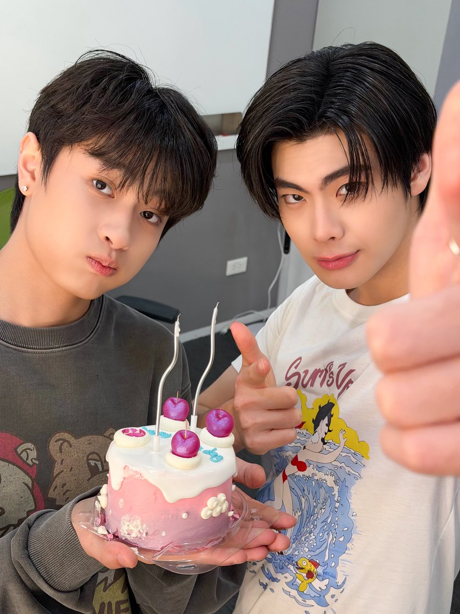ronna_ronnachai's tweet photo. HBD ครับโบร๋วววว 🎂 🍒

#waavetnp #tthi_eks https://t.co/10nRGVC2JZ