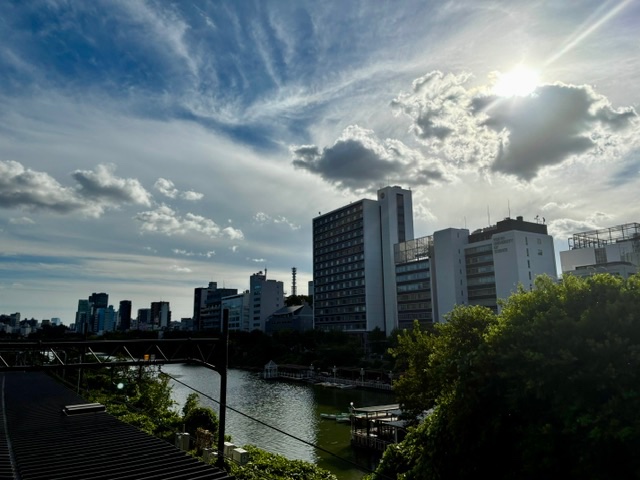 torishidu44's tweet photo. 8月に入り、夏本番ですね。今週あたりからお盆休みという方も多いかと存じます。
鳥しづは、お盆の期間も通常営業でございます。

暑い日が続きますので、どうぞご自愛ください。
皆様のご来店をお待ちしております！

#神楽坂#焼鳥#鳥しづ#夏本番#お盆休み#通常営業#冷酒が美味しい https://t.co/PLtyZLn7gs