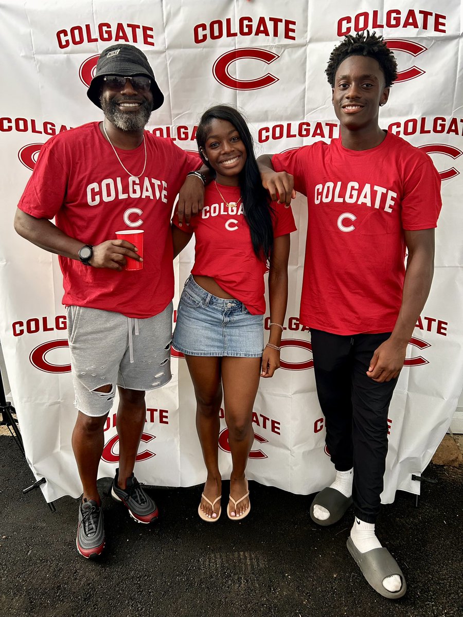 JakGale__'s tweet photo. Congrats to my sister on attending Colgate University for her freshman year! 

#family https://t.co/uipAC2ztWH