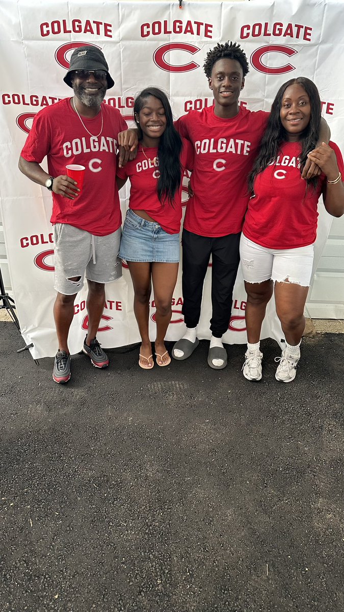 JakGale__'s tweet photo. Congrats to my sister on attending Colgate University for her freshman year! 

#family https://t.co/uipAC2ztWH