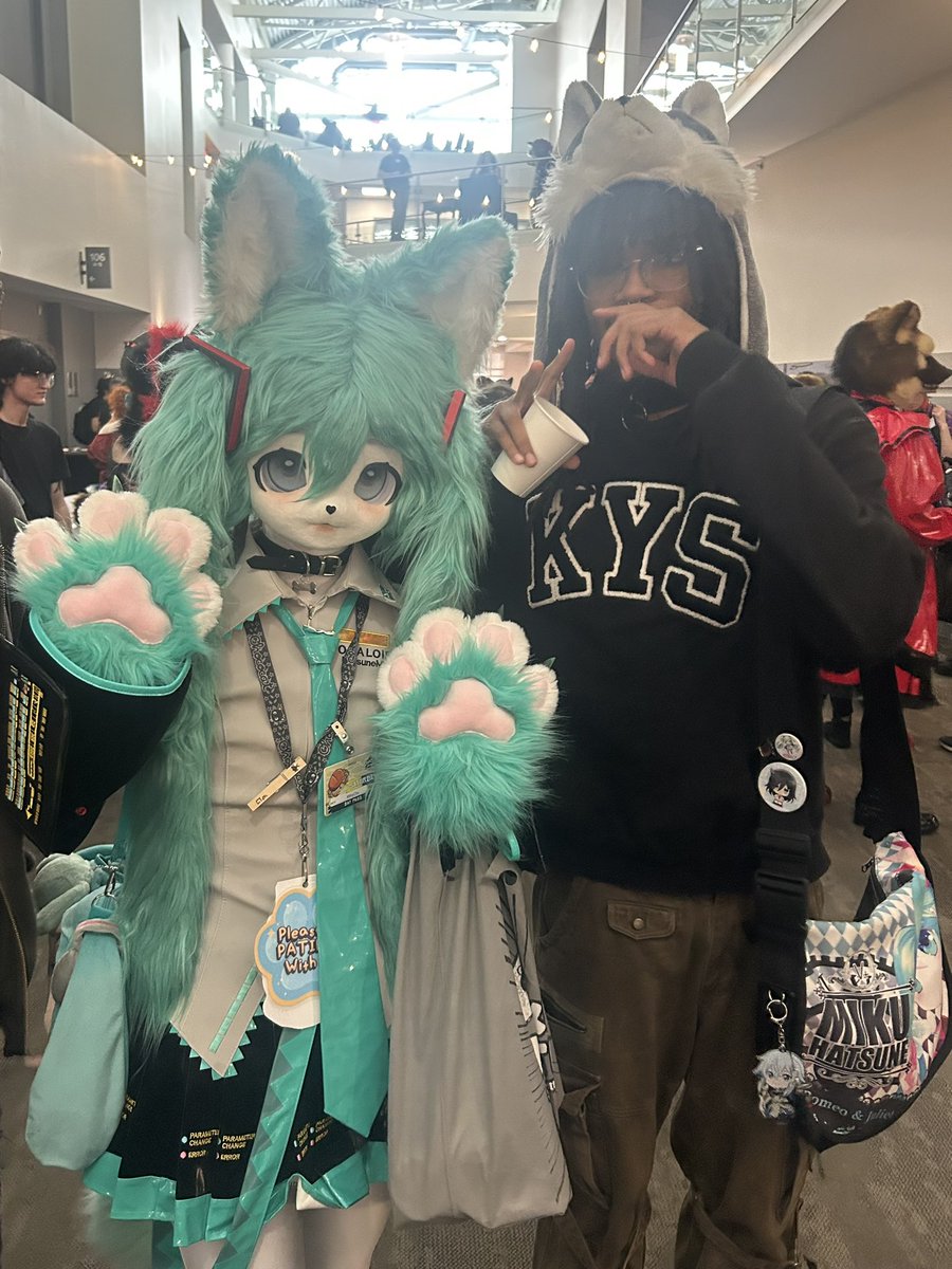shrinescurse's tweet photo. shout out pawsune miku, every miku is canon https://t.co/dJJ9LGjoZ0