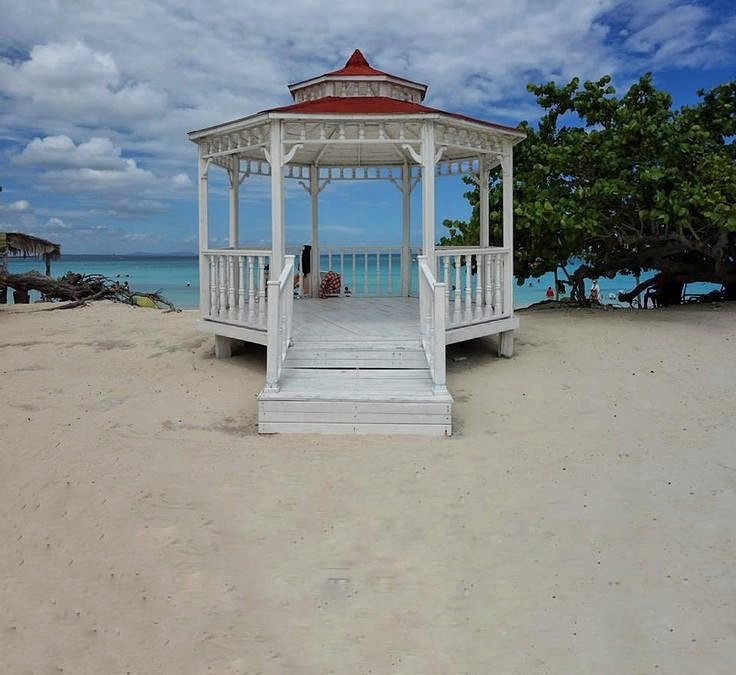 avcubanacan94's tweet photo. ¿Buscas el paraíso en el Caribe? 🏝️ Guardalavaca te espera con sus aguas turquesas y arena blanca y fina. Un lugar donde la perfección quedó atrapada: palmeras en la orilla y un mar de ensueño.
Guardalavaca te espera con los brazos abiertos y atardeceres que enamoran. ¡Reserva! https://t.co/iy3OrEgybT