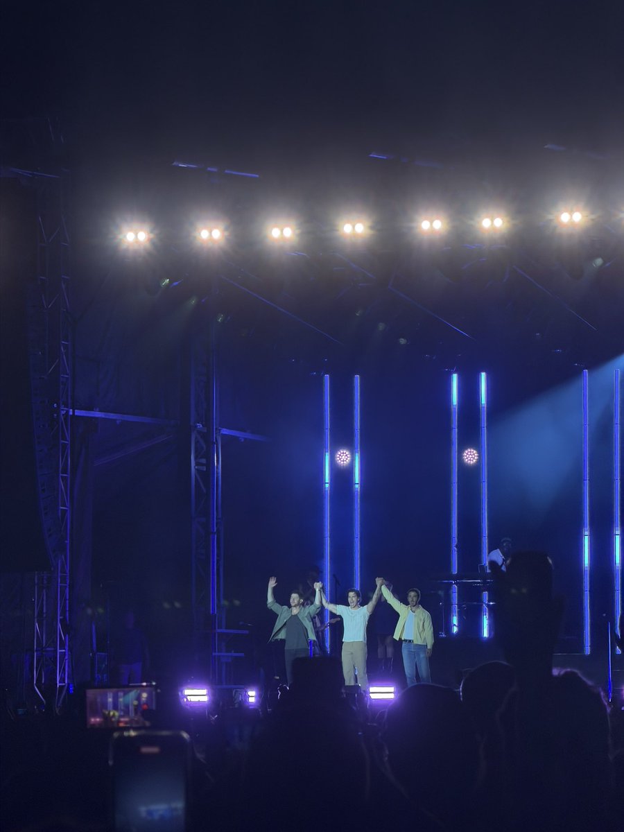 scarletmarooon's tweet photo. got a free ticket to the jonas brothers tonight 🫶🫶🫶 https://t.co/IIGtkbrDwm