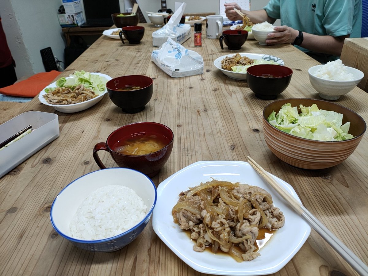 EPSChiroba's tweet photo. 今日のお昼は豚しょうが焼きと味噌汁です、よく味の染みた豚肉とタマネギが美味しいです。 https://t.co/R0tIvp3zCD