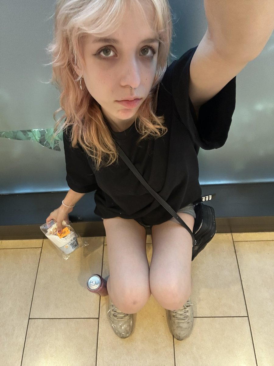 Ayden968981's tweet photo. Comment anything on my body. What could I change? Should I lose more weight. Just say smth. I need it fr 

#ana #ed #wl #bmi #opinion #chatt #anorexia #edtwt https://t.co/dQEtowM6Fi