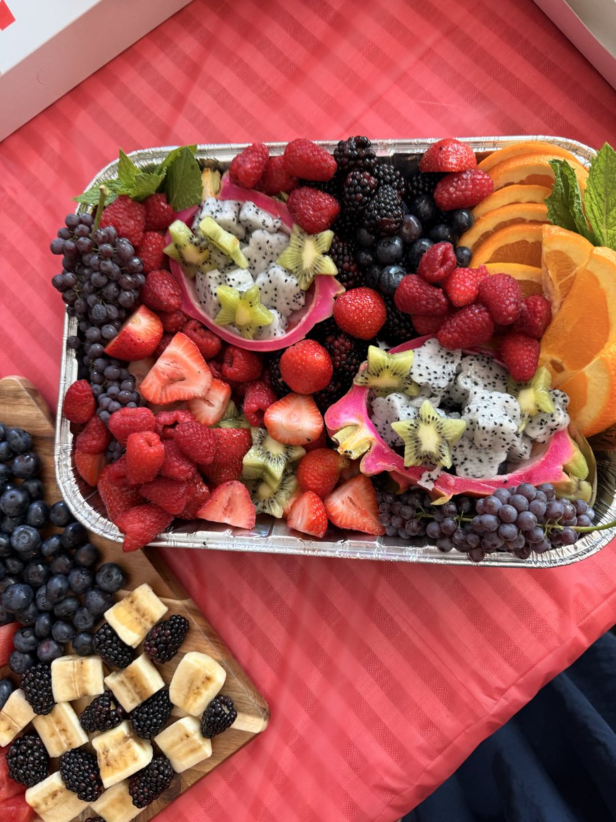 kcaldigitaldoll's tweet photo. i made a fruit tray and dessert for my friends fnaf themed party 🦊🏴‍☠️ https://t.co/5hhfCJBJ2K