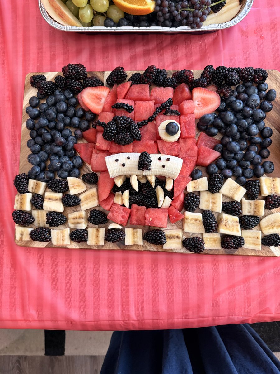 kcaldigitaldoll's tweet photo. i made a fruit tray and dessert for my friends fnaf themed party 🦊🏴‍☠️ https://t.co/5hhfCJBJ2K