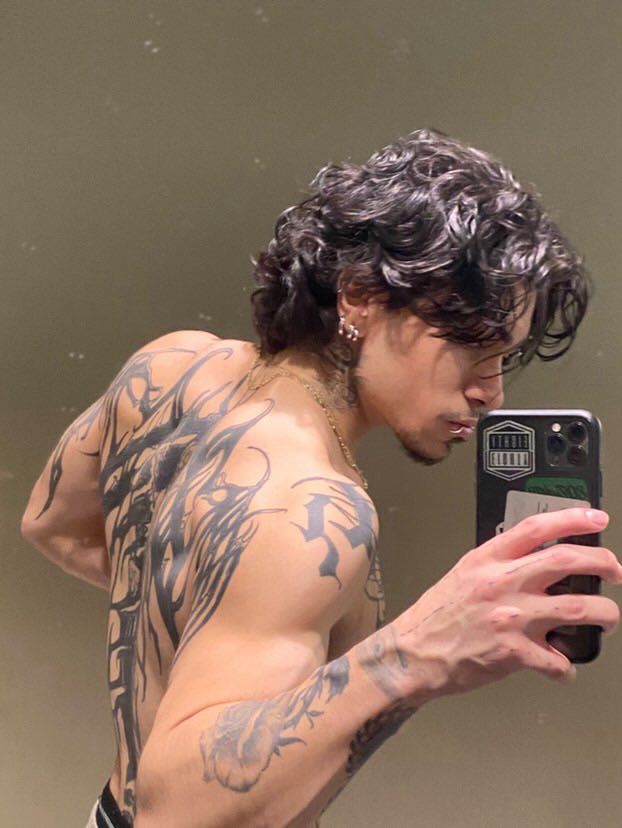 isaiasluvsguts's tweet photo. who’s into tatted latinos ? https://t.co/ykqlZQKJGr
