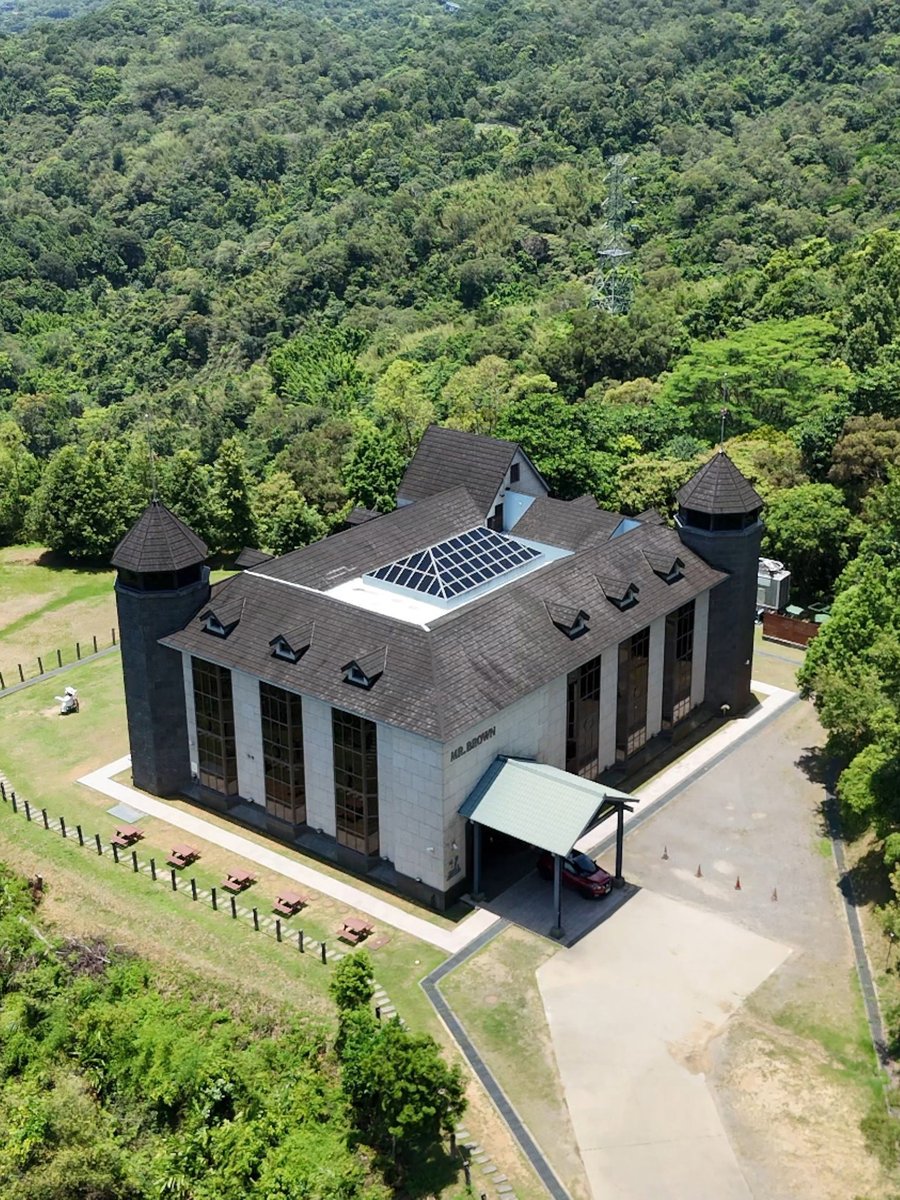 Elton5356's tweet photo. 「伯朗咖啡城堡」擁有居高臨下的遼闊視野, 可遠眺外澳沙灘, 烏石漁港, 甚至觸立在海洋中的龜山島也清晰可見, 城堡於2009年10月奠基, 並後續建造城堡二館,  二館跟一館一樣, 內部有餐廳供遊客用餐, 惟假日才開放, 遊客可以點杯香醇的咖啡和精緻餐點, 愜意度過愉悅的下午時光! 
https://t.co/SIXDBYF9DG https://t.co/U6SHU9Ue5y
