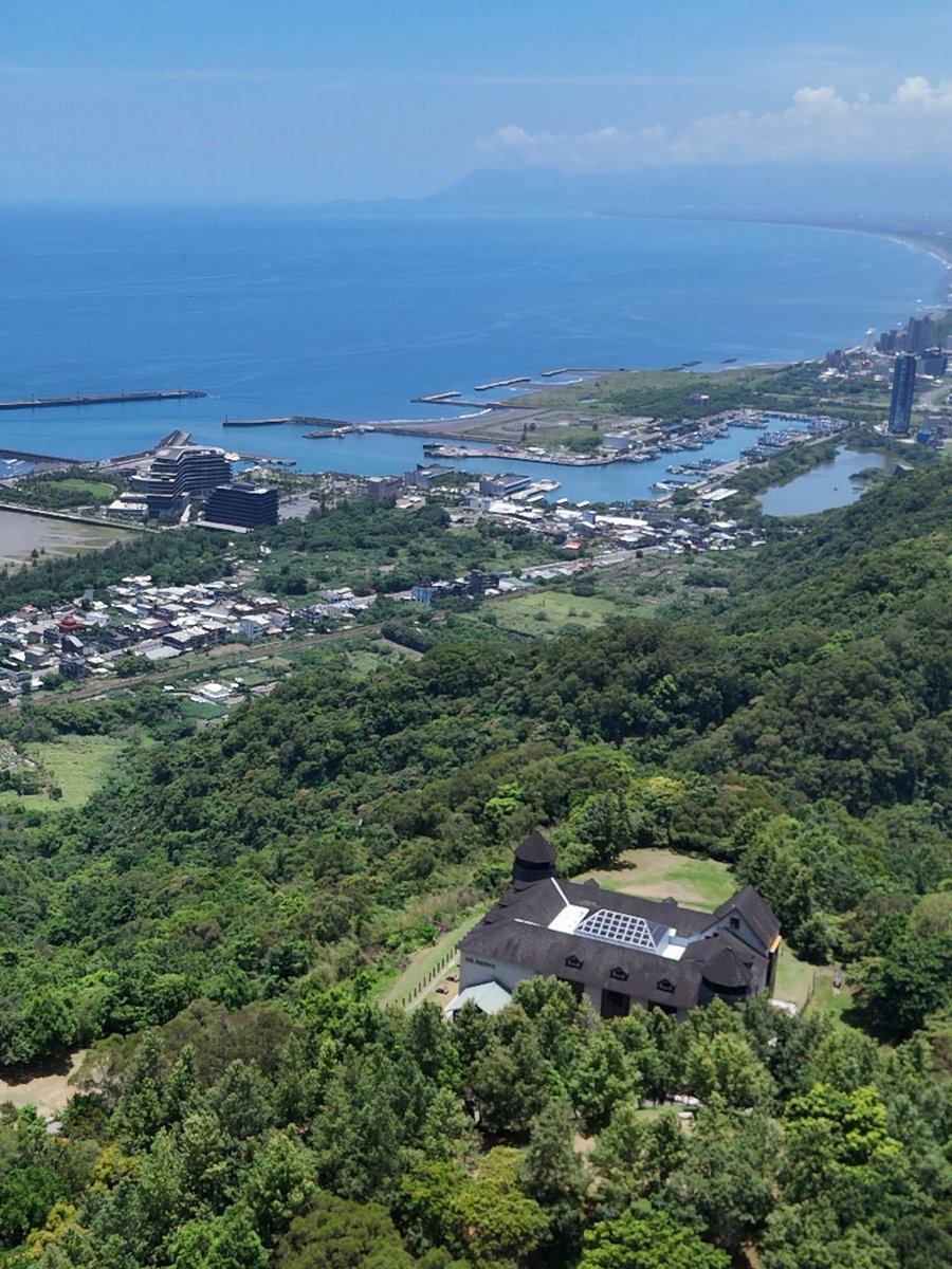 Elton5356's tweet photo. 「伯朗咖啡城堡」擁有居高臨下的遼闊視野, 可遠眺外澳沙灘, 烏石漁港, 甚至觸立在海洋中的龜山島也清晰可見, 城堡於2009年10月奠基, 並後續建造城堡二館,  二館跟一館一樣, 內部有餐廳供遊客用餐, 惟假日才開放, 遊客可以點杯香醇的咖啡和精緻餐點, 愜意度過愉悅的下午時光! 
https://t.co/SIXDBYF9DG https://t.co/U6SHU9Ue5y