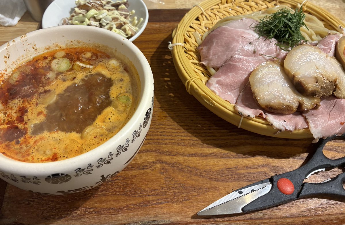 rusty01149028's tweet photo. 大阪に来たら食べたった、念願の冷めないつけ麺✨✨✨
まだあんまり並んでなくてラッキーだった✌️
美味かったぜ…でも300gは日和ったな…400いけたわw https://t.co/PC9kOSgfl8