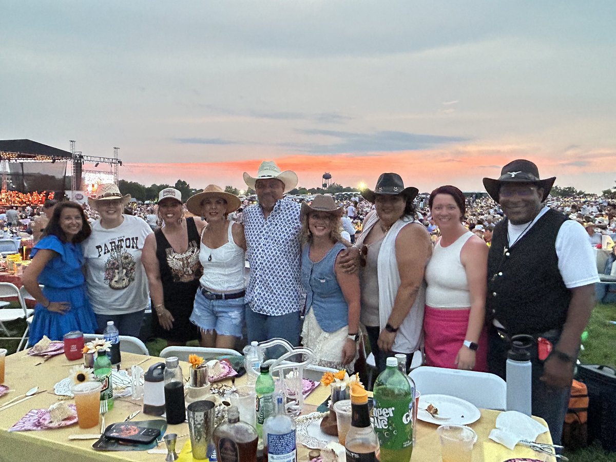 MarioAndersonTV's tweet photo. A fantastic time was had at Picnic with the Pops in #LexKY @keeneland.
And the theme of this yearโs show:
POPS GOES COUNTRY!
Country Hits: Songs From Nashville ๐ค
๐ต๐ธ๐ฅ๐ป๐ฅ https://t.co/gOR1f1Nanz