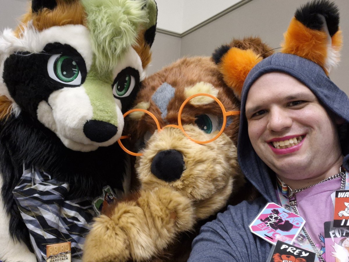 Rosaide767's tweet photo. @RatcoonBalloon  at canFURence ~ and sleepy Beary https://t.co/aJc1zjhVmF
