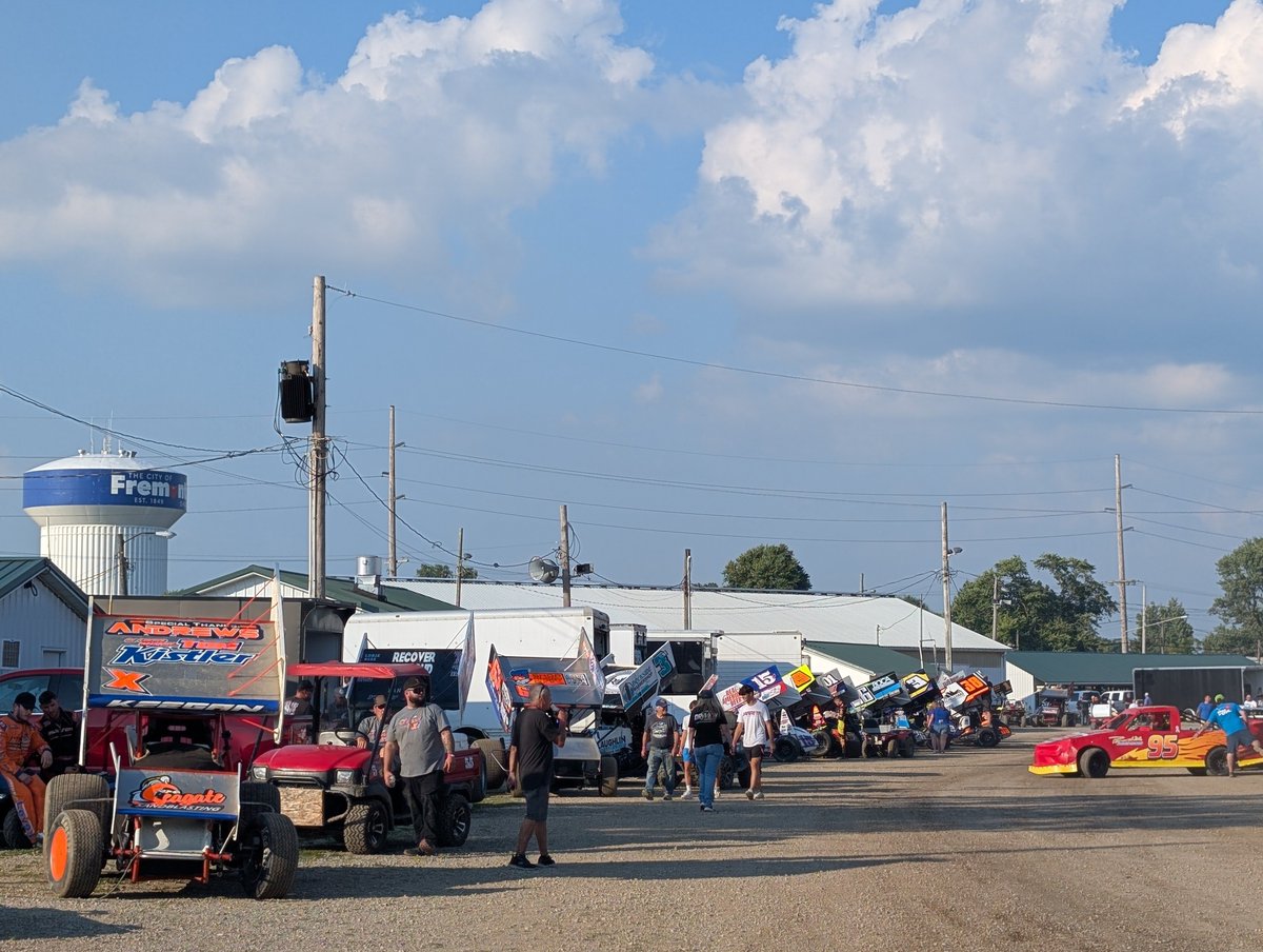 mikevleone's tweet photo. Last minute decision to head to @FremontSpeedway where there's 24 @AFCS_Sprints 410s &amp; 33 305s https://t.co/cQHBYoODZE